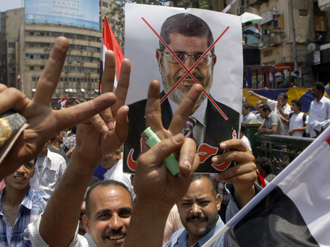 וידאו ממצרים: תומכים של הנשיא מורסי מבצעים לינץ במפגין המתנגד למורסי