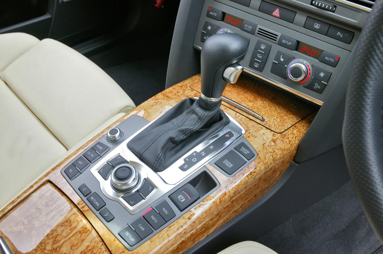 Audi_A6_(2005_C6)_001.JPG