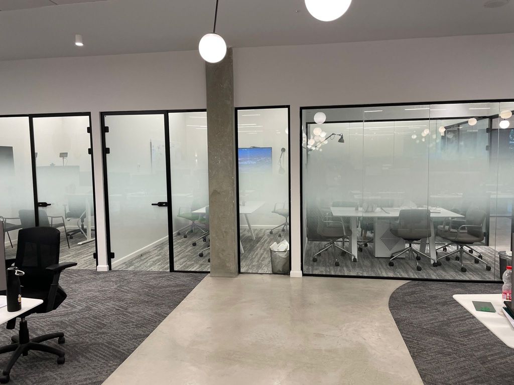 ניקוס-סטודיו-מדבקות-לזכוכית_1774446176949